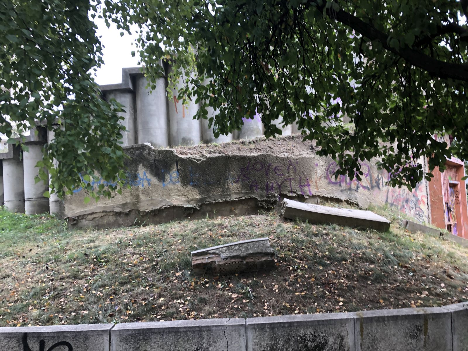 GALERIE FOTO/ Ceasul Floral din Timișoara, unic în țară, nu mai dă ora exactă de mulți ani. Când va fi reparat