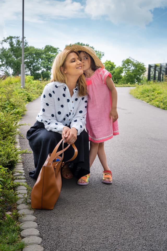 De ce Amalia Enache și-a înscris fiica la o școală privată. Ce spune prezentatoarea despre învățământul la stat: „Nu este adaptat la nevoile părinților”