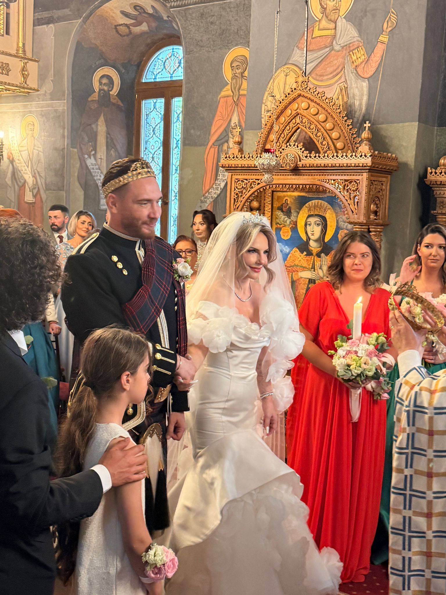 Marius Moga și soția lui, Bianca, nași de cununie pentru cei mai buni prieteni. Fosta jurnalistă de la PRO TV a atras privirile tuturor, în biserică