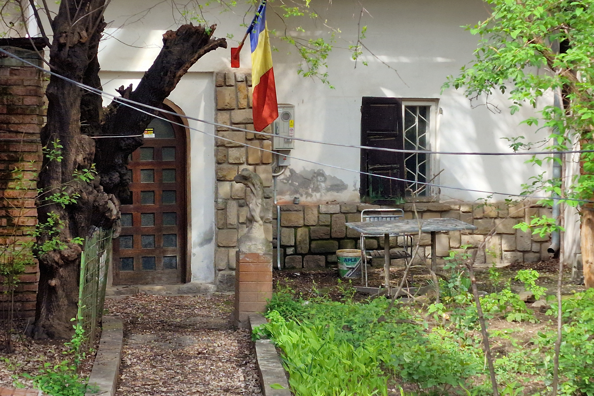 FOTO. Casa din București a unui mare scriitor și critic așteaptă de 15 ani să fie restaurată și redeschisă