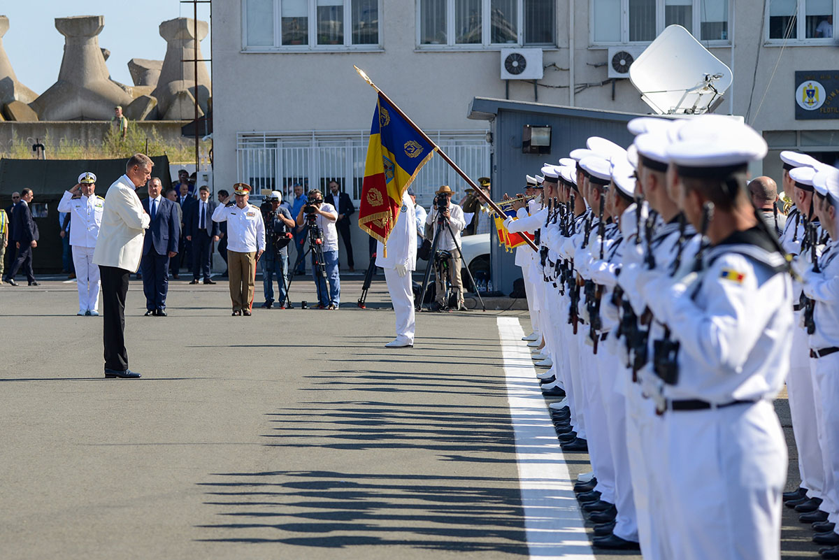 Klaus Iohannis, în smoking și cu papion, la Ziua Marinei, unde a făcut un nou apel pentru vaccinarea anti-COVID