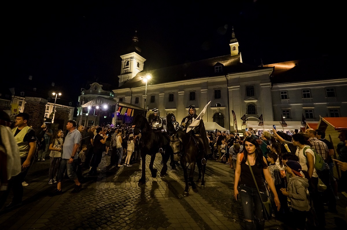 Atmosferă de poveste la Festivalul Medieval din Sibiu 2017. Cavaleri, domnițe și rock medieval în Piața Mare