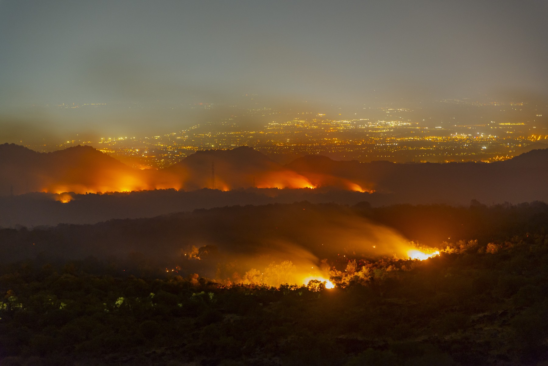 Cursele aeriene din Sicilia, perturbate din cauza incendiilor. Anunțul MAE pentru românii care au zboruri programate