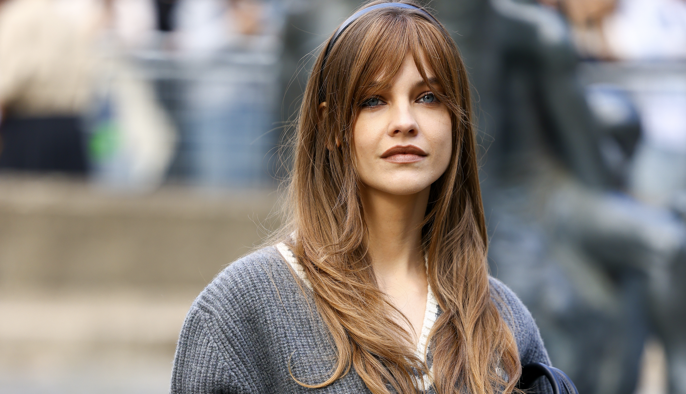 Imádjuk Palvin Barbara stílusát, és azt is, ahogy a klasszikus alapdarabokat kombinálja