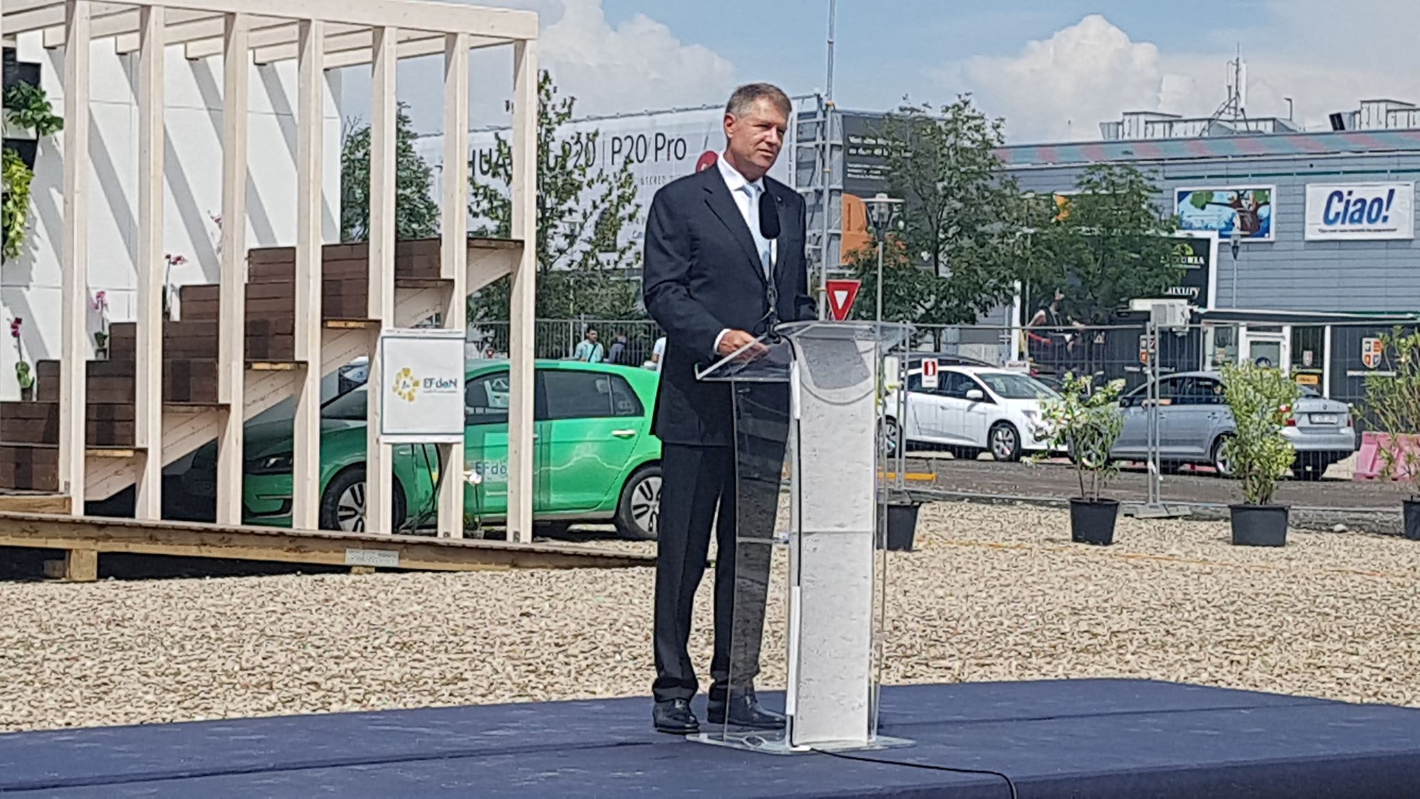 Iohannis, sabotat la un eveniment de mai multe elicoptere ale MApN, care au survolat zona (FOTO)