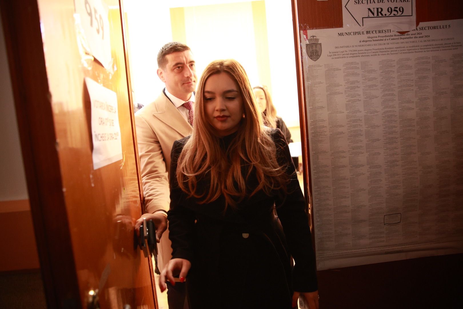 Soția lui George Simion, în negru din cap până în picioare în ziua alegerilor prezidențiale. Gestul făcut de Ilinca Simion în secția de vot