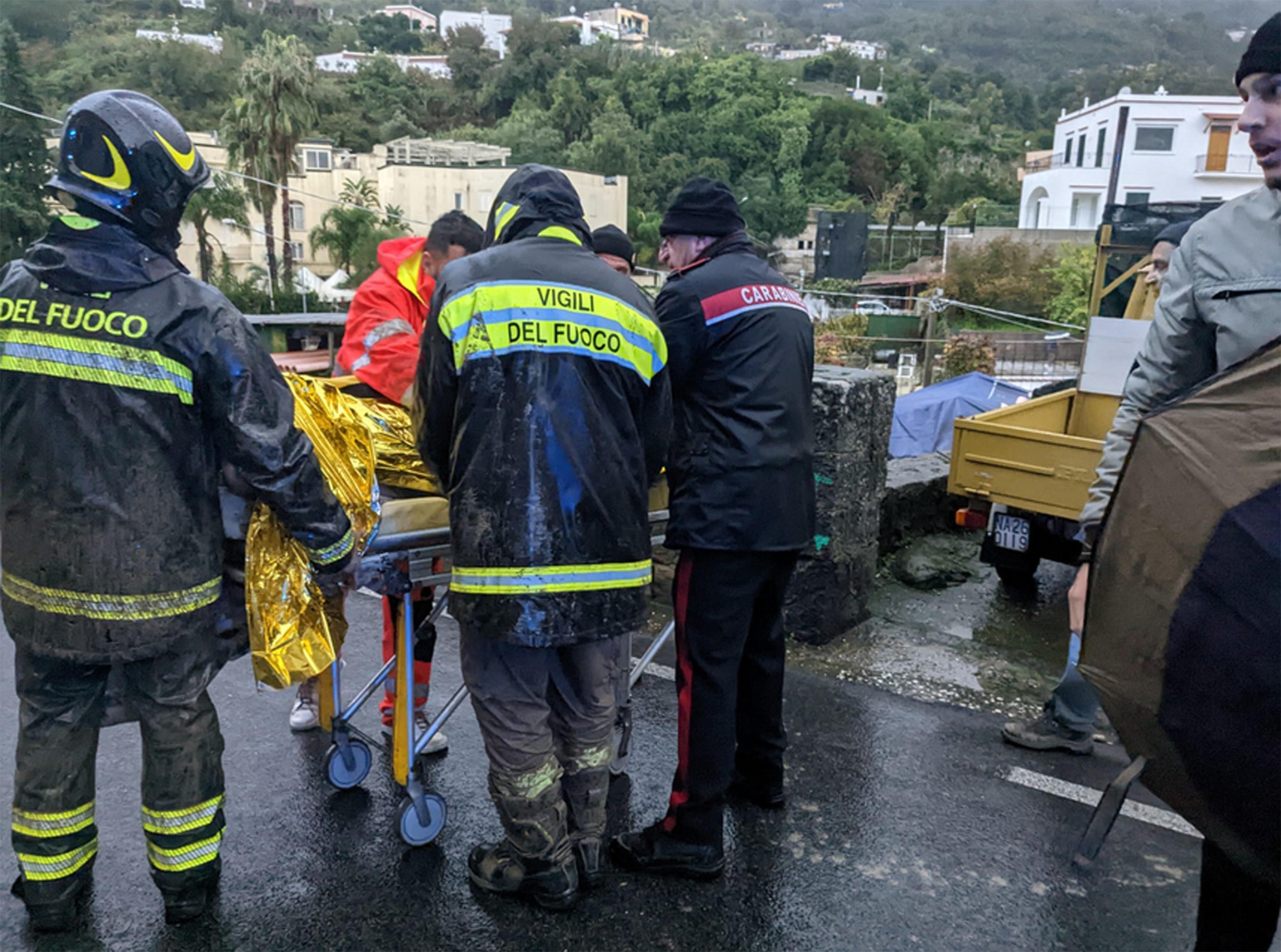 Alunecare masivă de teren pe insula italiană Ischia. O persoană a murit, 11 sunt date dispărute și zeci de case au fost înghițite de ape