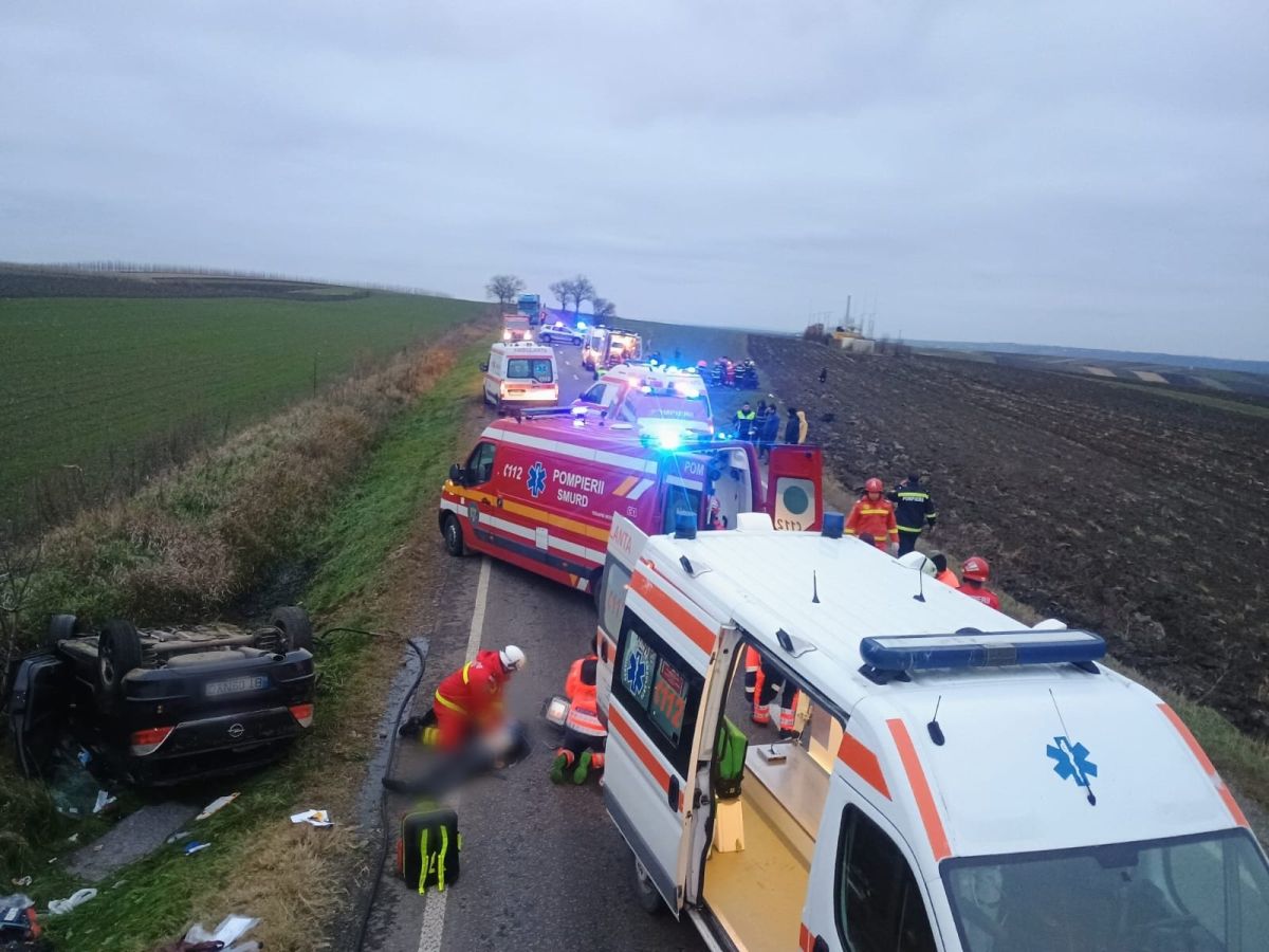 O mașină de „Şcoală”, implicată în accidentul din Grăniceşti soldat cu 5 morți, printre care instructorul și doi elevi