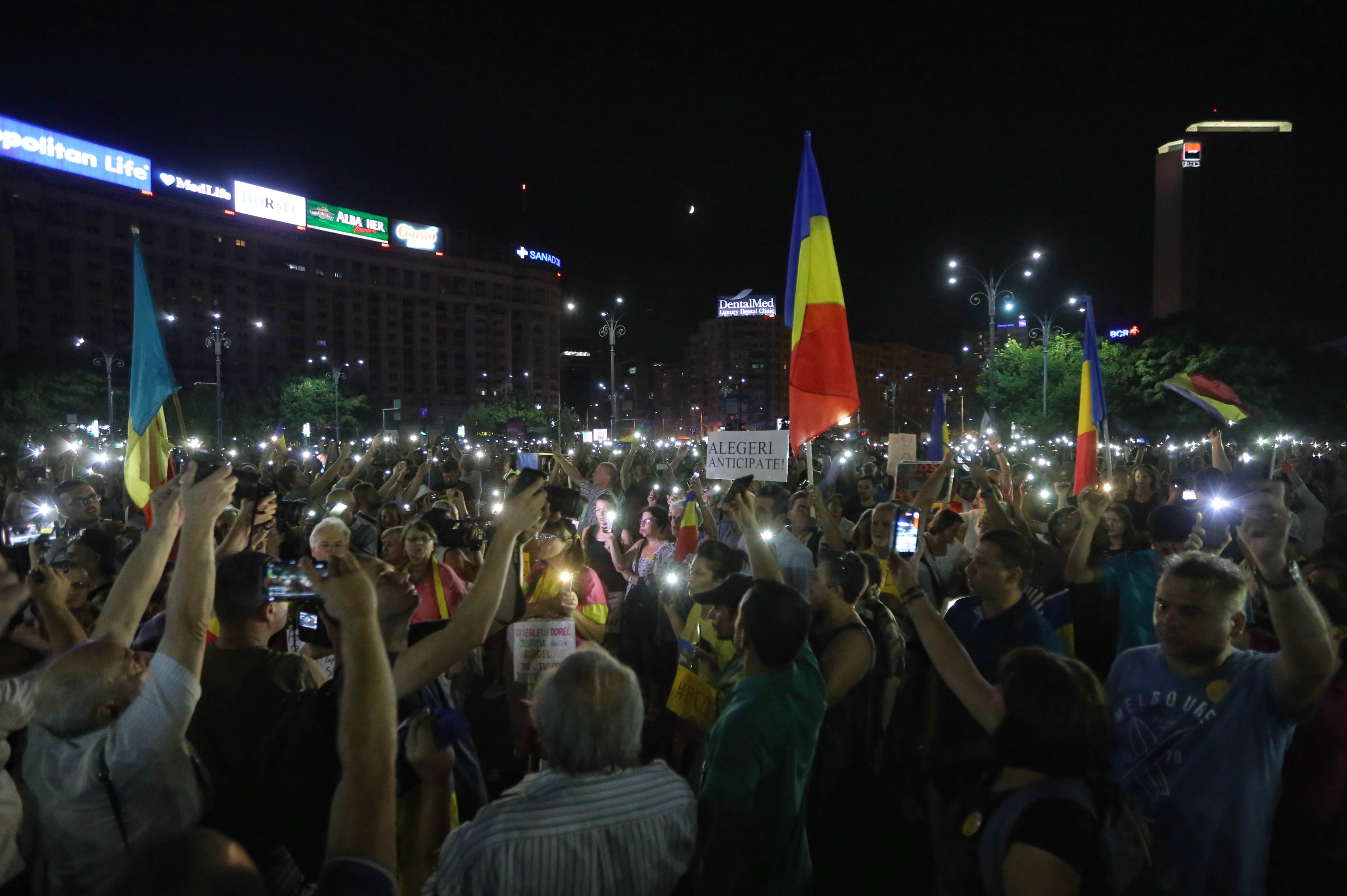 FOTO&VIDEO/ Peste 2.500 de oameni au protestat în Piața Victoriei faţă de modificările la legile justiţiei