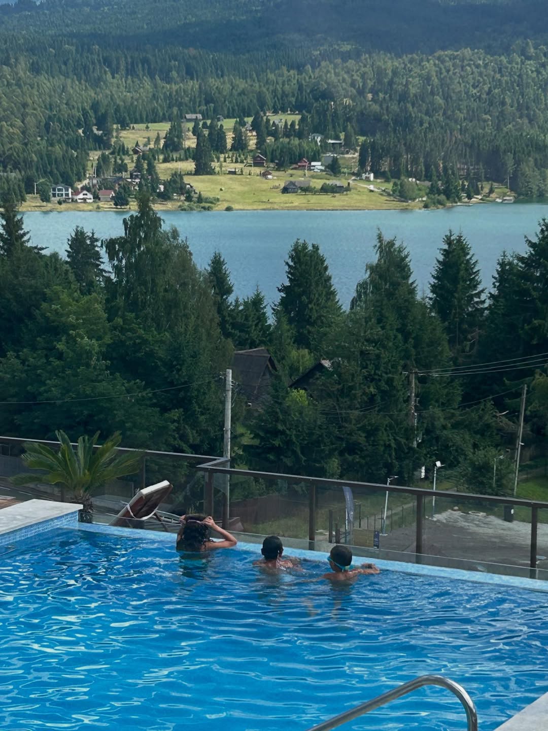 „Colțul de Rai” din România care a cucerit-o pe Mirela Vaida în vacanță: „Plimbări cu barca, excursii la stână. E cel mai pur aer”