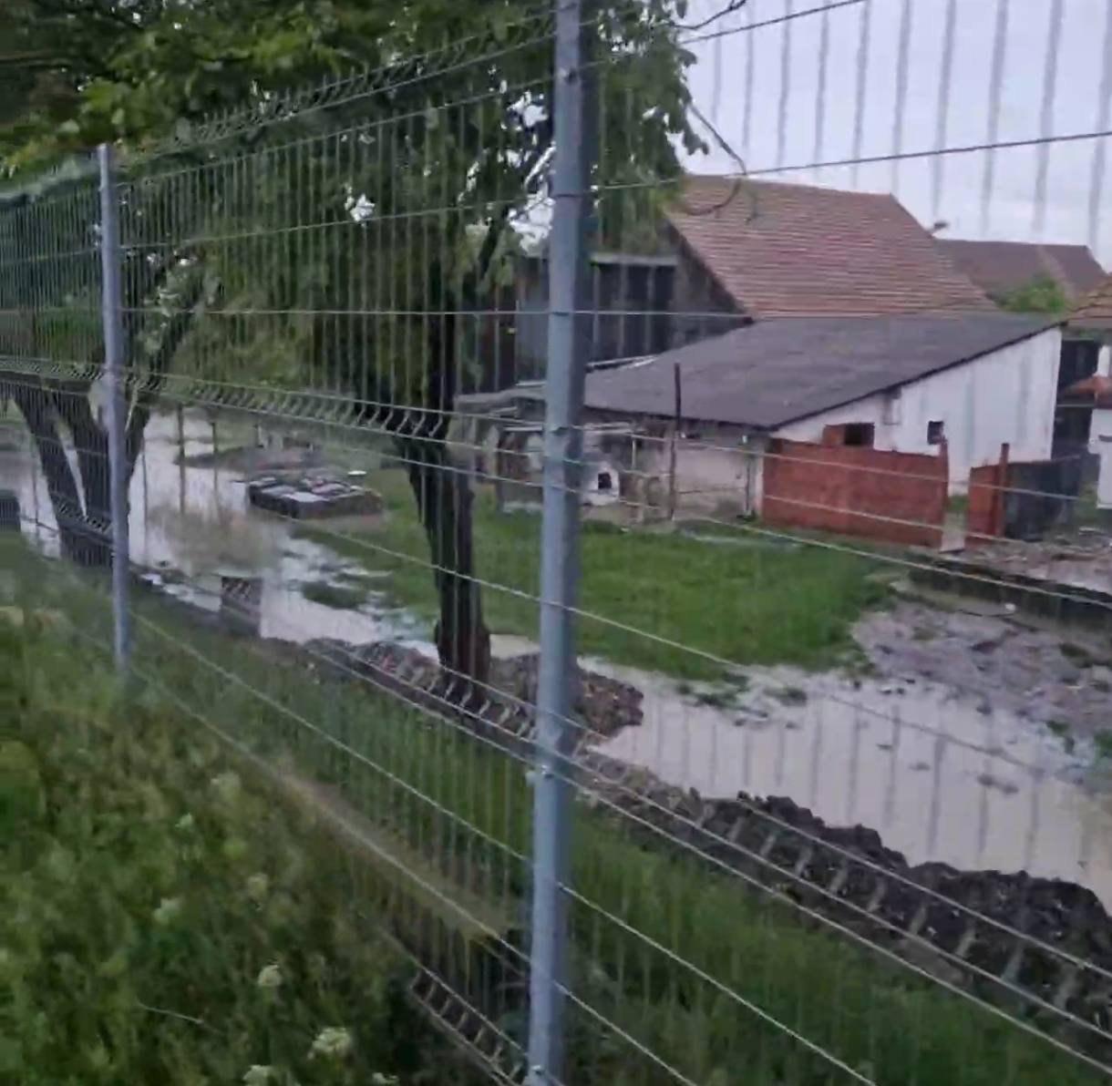 Cod roșu de inundații în județele Harghita, Braşov şi Covasna. Zeci de persoane evacuate preventiv