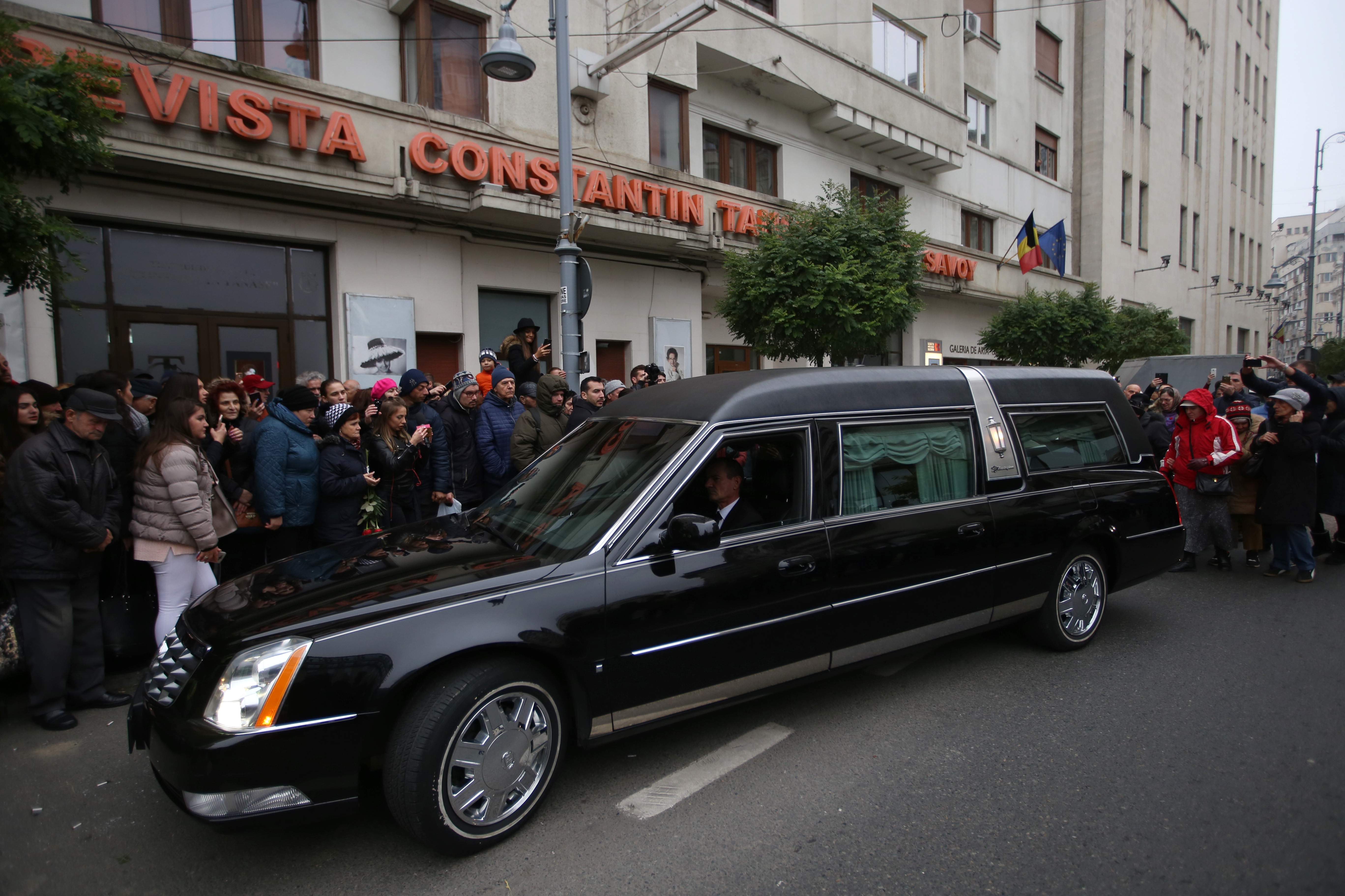 EXCLUSIV | Mitică Popescu, dărâmat la căpătâiul Stelei Popescu. Lumea a luat cu asalt Teatrul Constantin Tănase | FOTO & VIDEO