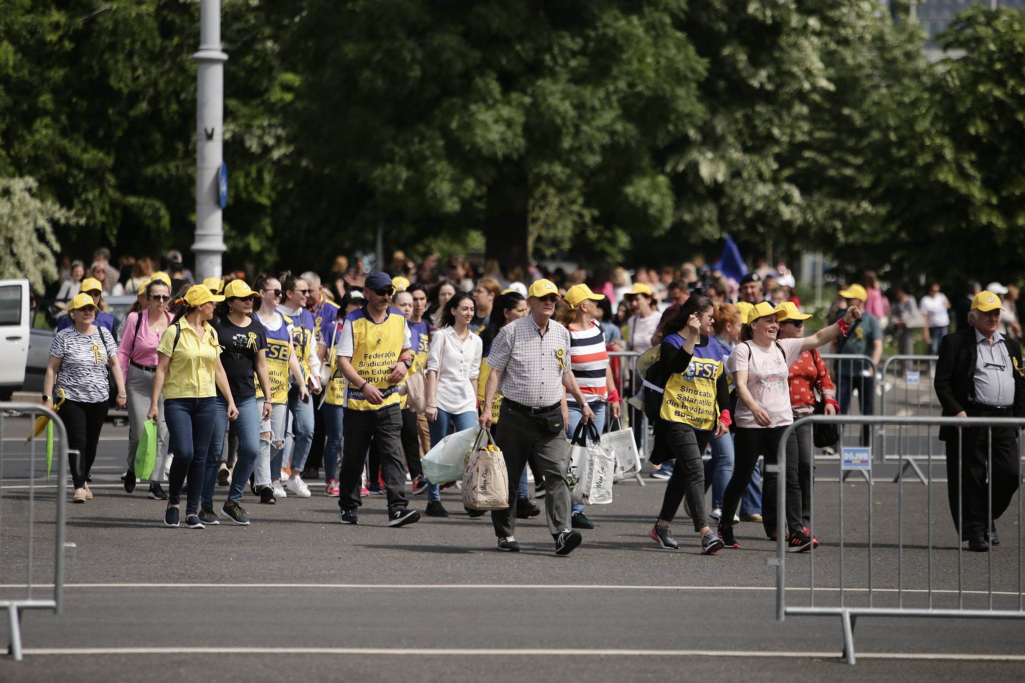 „Nu se poate România educată, cu salarii de altădată”. Mii de cadre didactice au protestat în stradă, în a patra zi de grevă