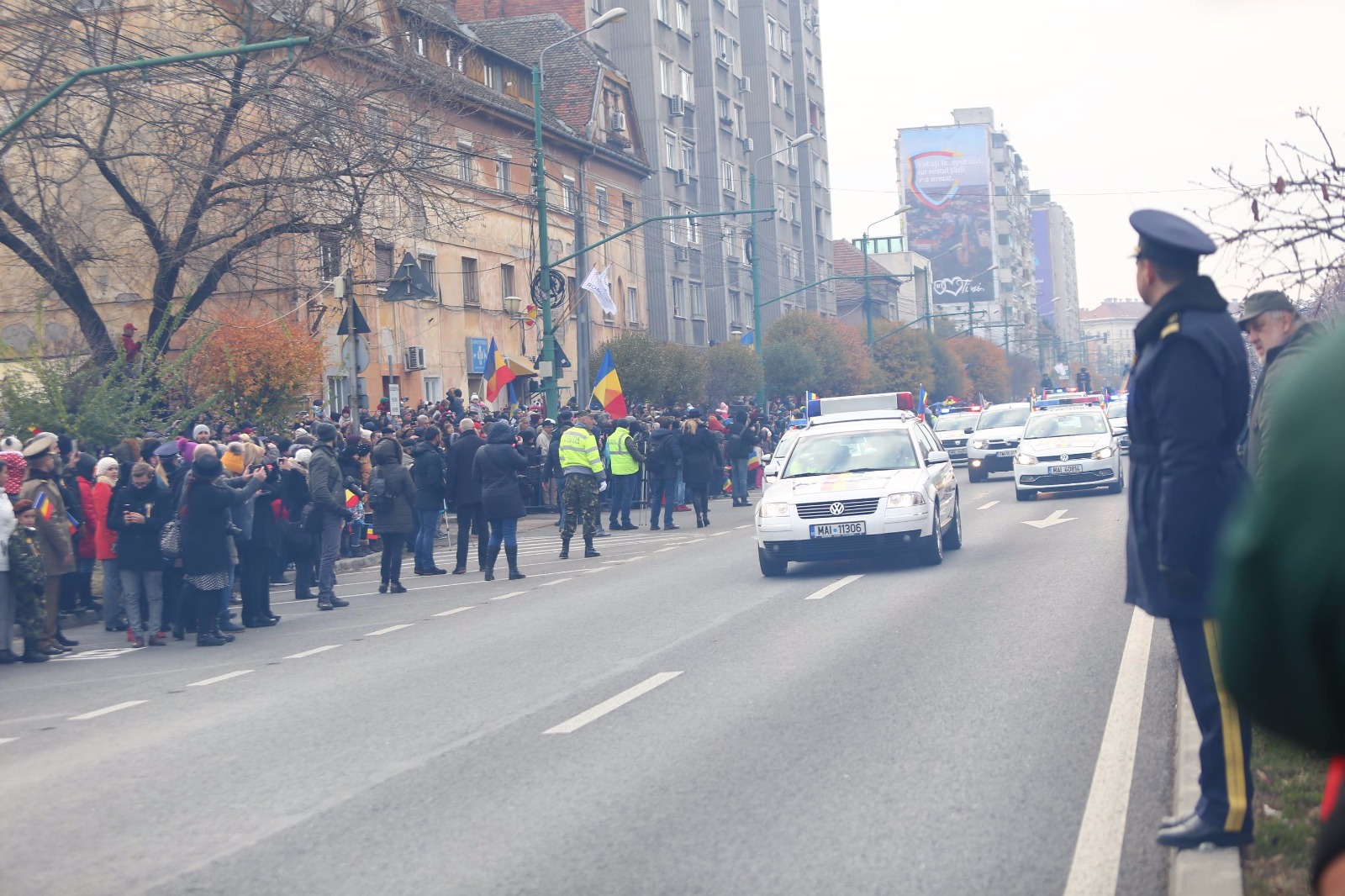 GALERIE FOTO/ Mii de timișoreni au înfruntat frigul să vadă parada militară. Și aici oamenii au huiduit discursul transmis de Viorica Dăncilă
