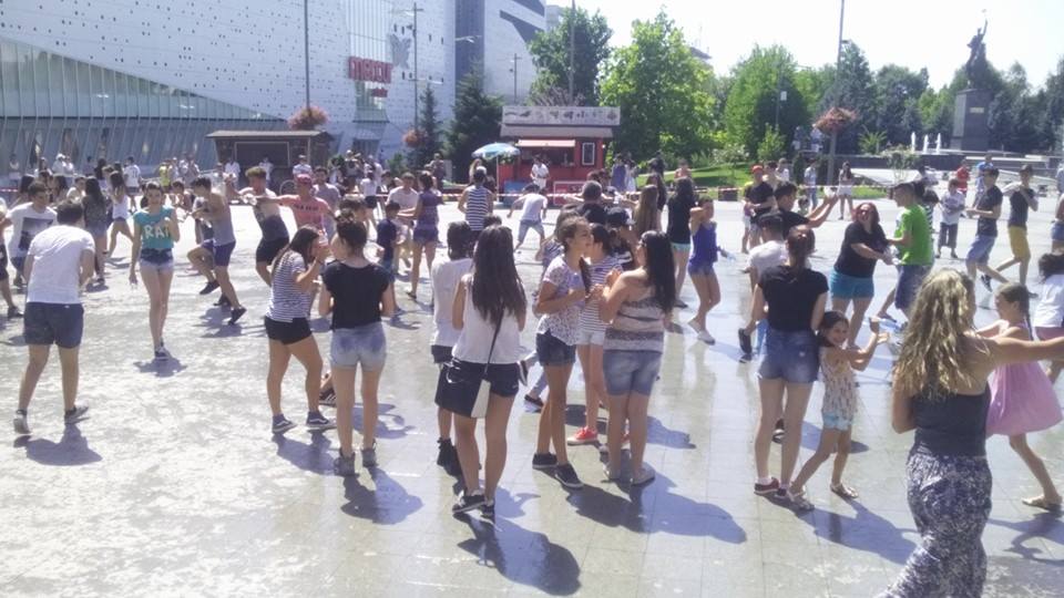 Eveniment inedit în Bănie! S-au bătut cu apă în centrul Craiovei