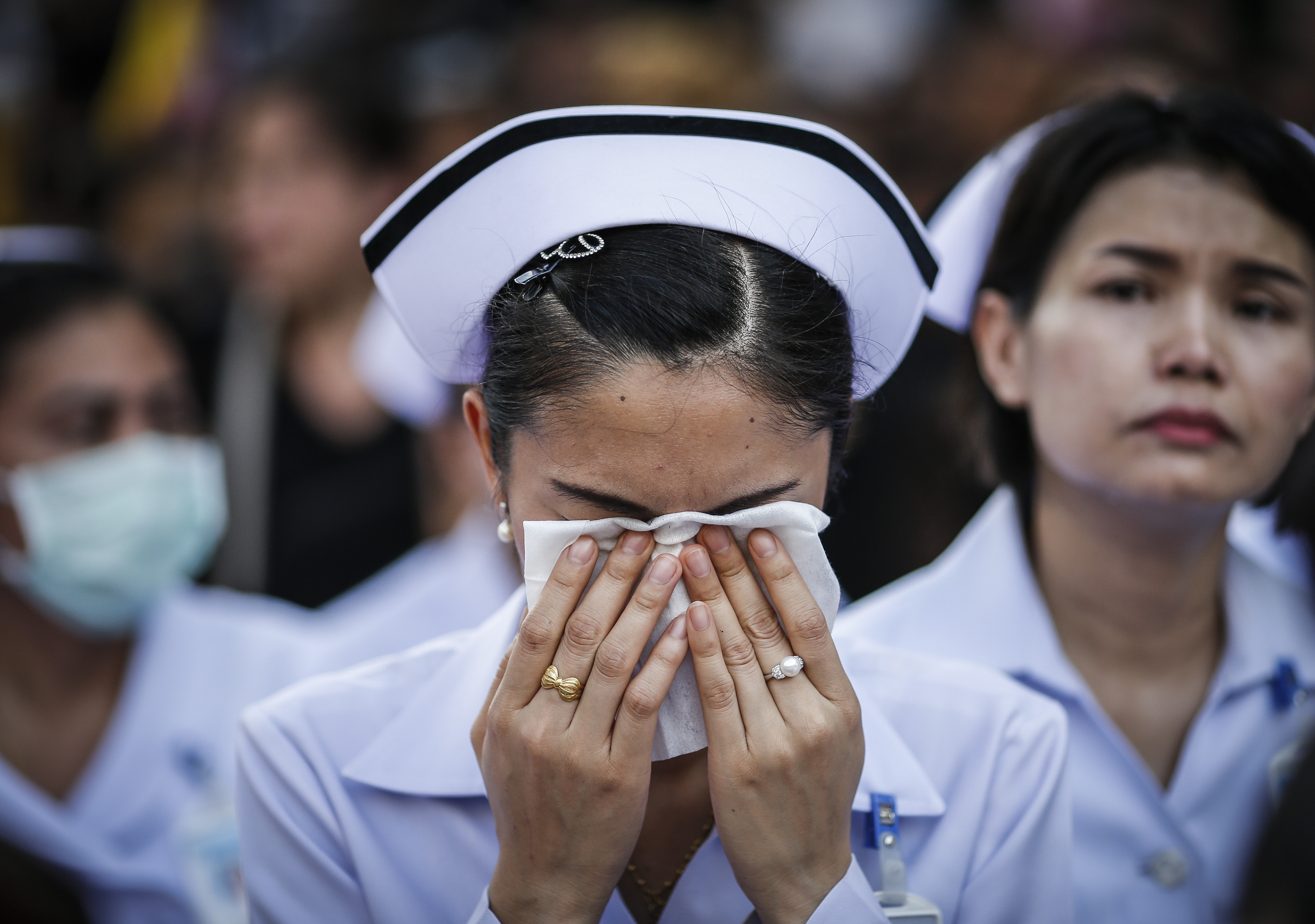 Un an de doliu în Thailanda | Sicriul regelui Bhumibol a fost transportat în cadrul unei procesiuni la Palatul Regal. FOTO