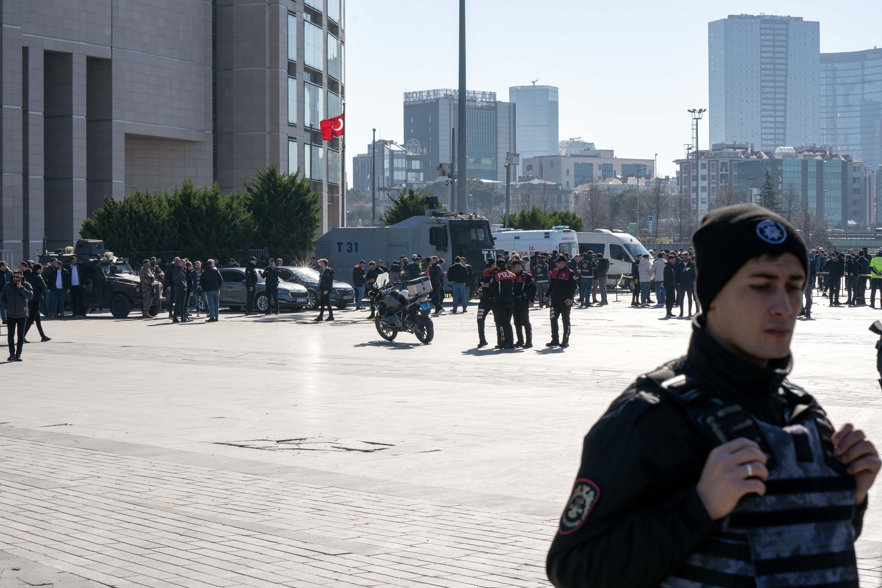 Atac terorist în fața unui tribunal din Istanbul: șase persoane rănite. Atacatorii au fost uciși