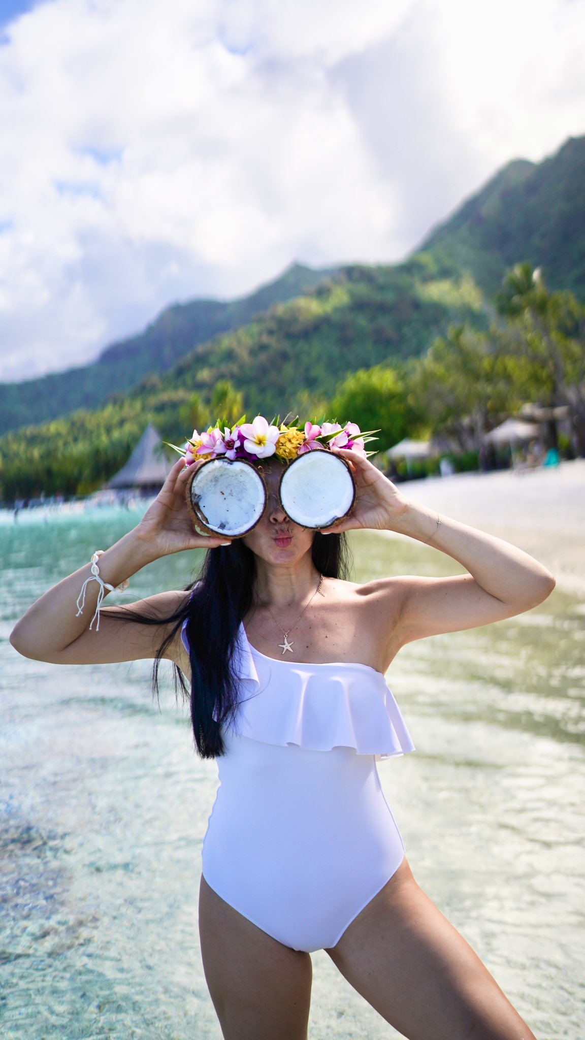 Imagini din vacanța Corinei Caragea în Bora Bora. Prezentatoarea de la Pro TV a apărut în costum de baie
