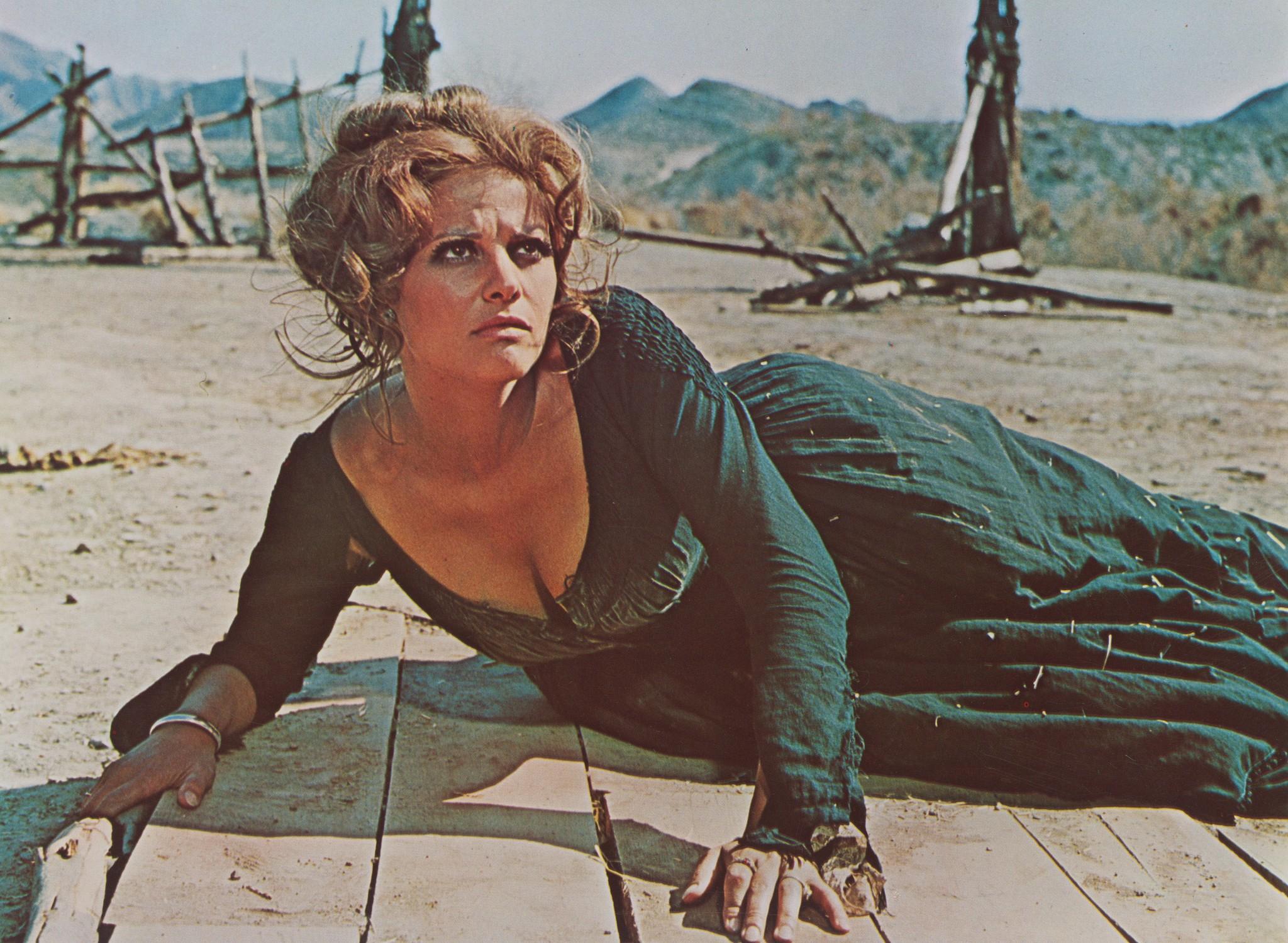 Florin Piersic și Claudia Cardinale, sărut memorabil în urmă cu 16 ani. Actorul nu și-a putut stăpâni emoțiile pe scenă: „Recunosc, mi-a scăpat”