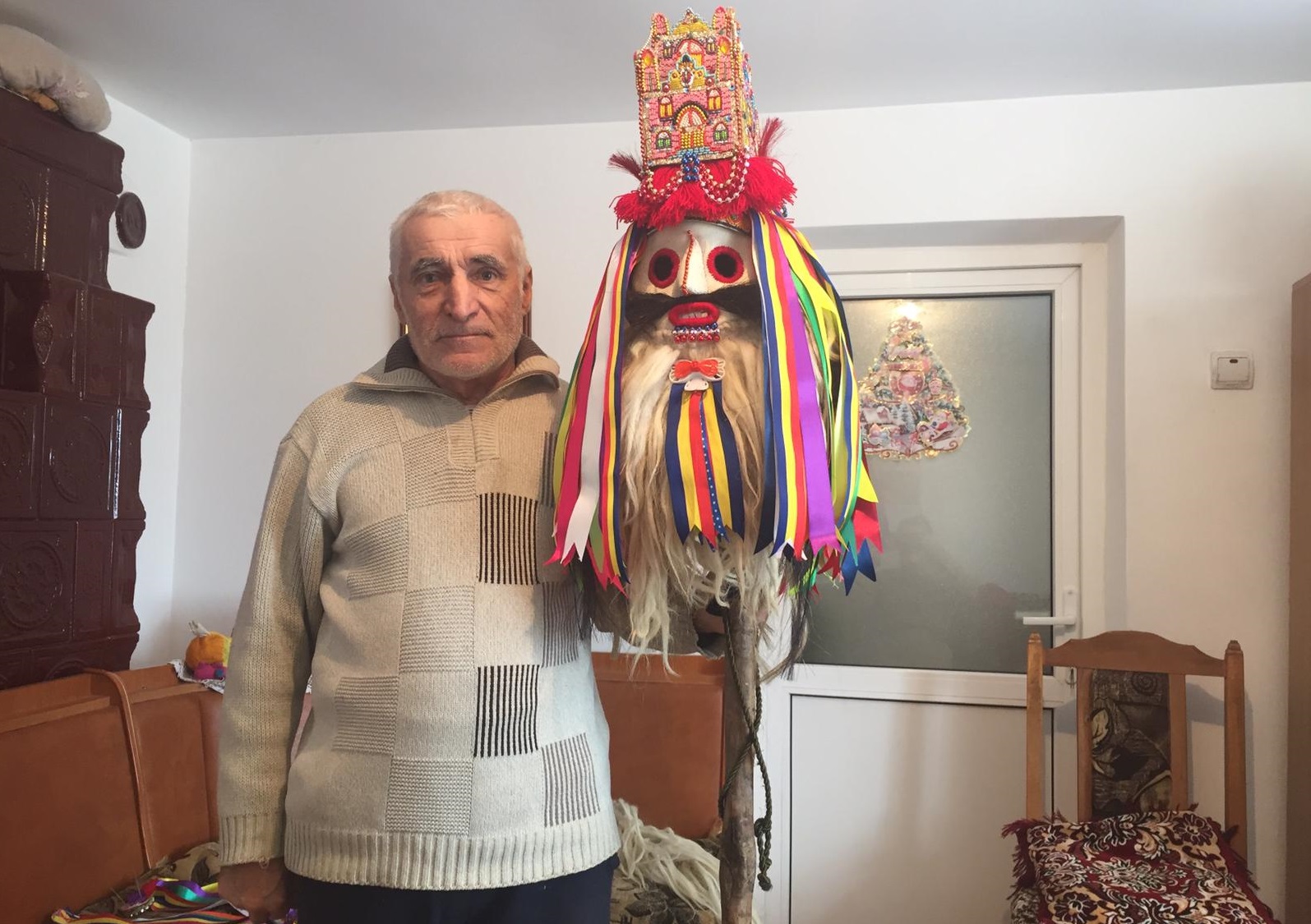 VIDEO&FOTO/ Nea Mircea Platon, ultimul făuritor al măștilor purtate de cetele de flăcăi din Ruginoasa. E o muncă de 5 săptămâni, iar costul unei măști pornește de la 1.000 de lei