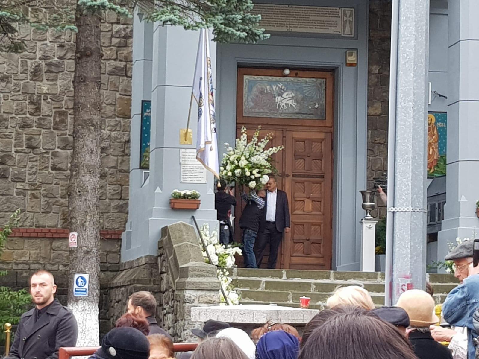 CORESPONDENȚĂ DIN SINAIA/ Primii „nuntași” s-au adunat la Sinaia, la nunta fostului Principe Nicolae. Cum a fost decorată biserica