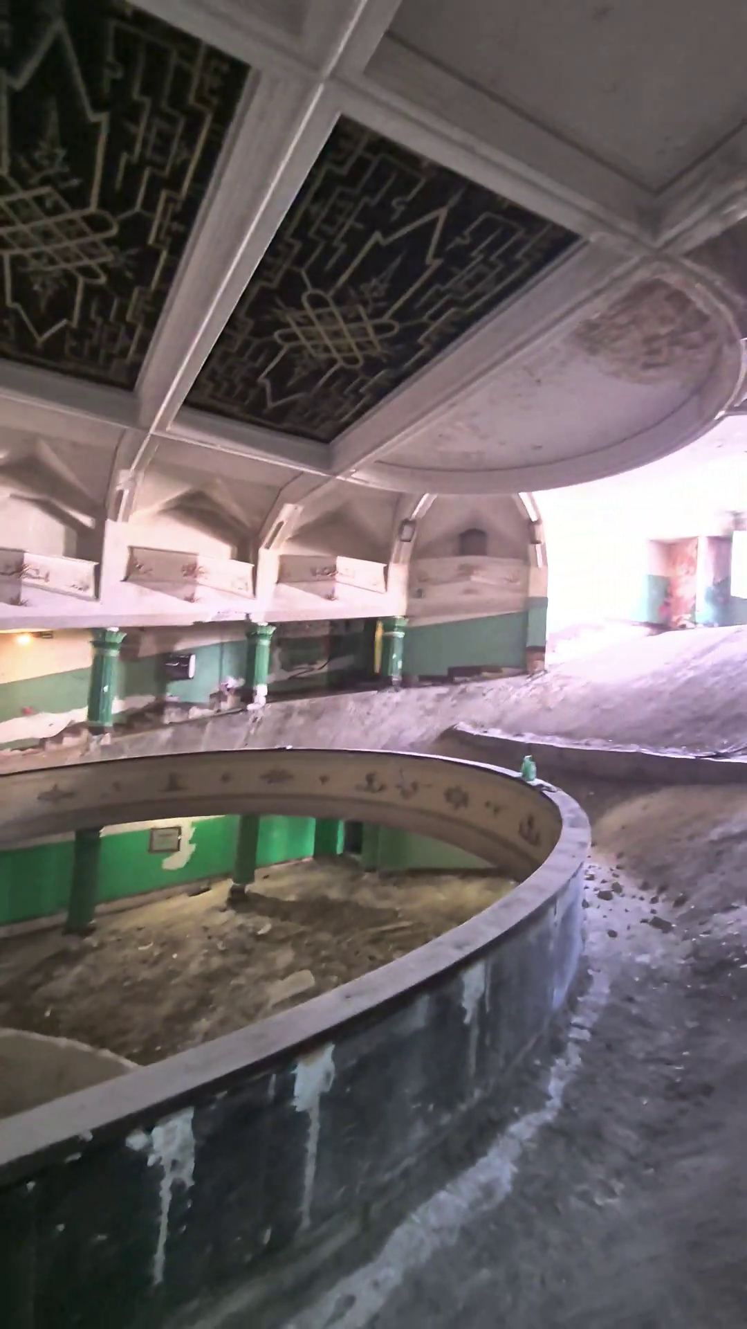 Cinematograful București se vinde pentru suma de 4,9 milioane de euro. Imagini în premieră din interior