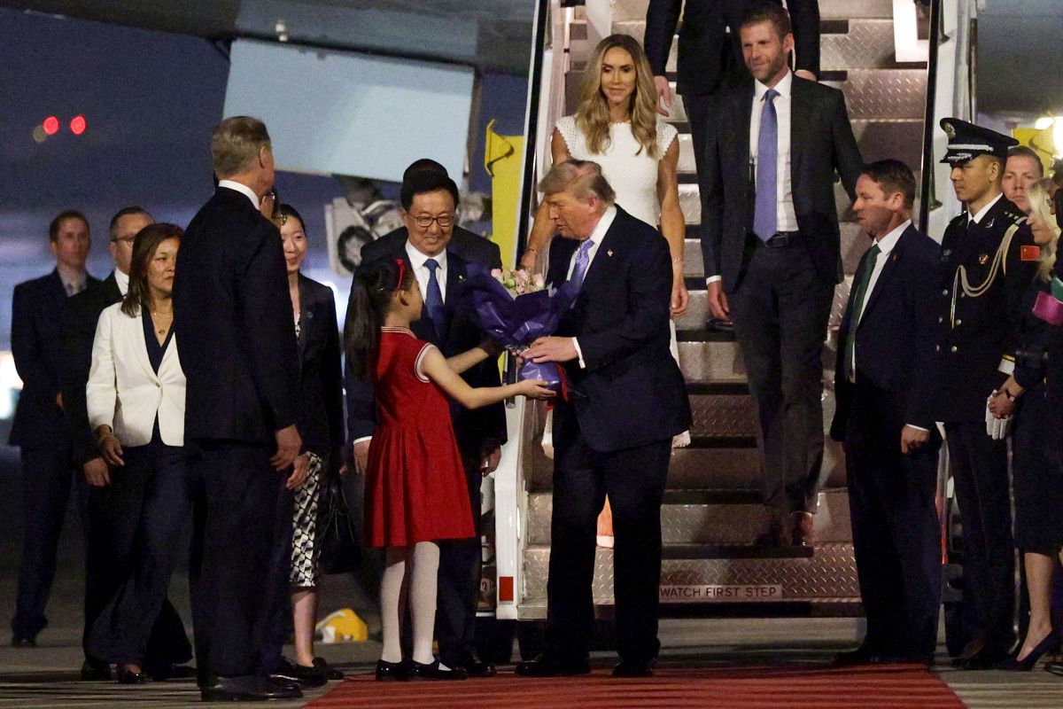 Donald Trump a ajuns în China pentru întâlnirea cu Xi Jinping: imagini de la primirea liderului american