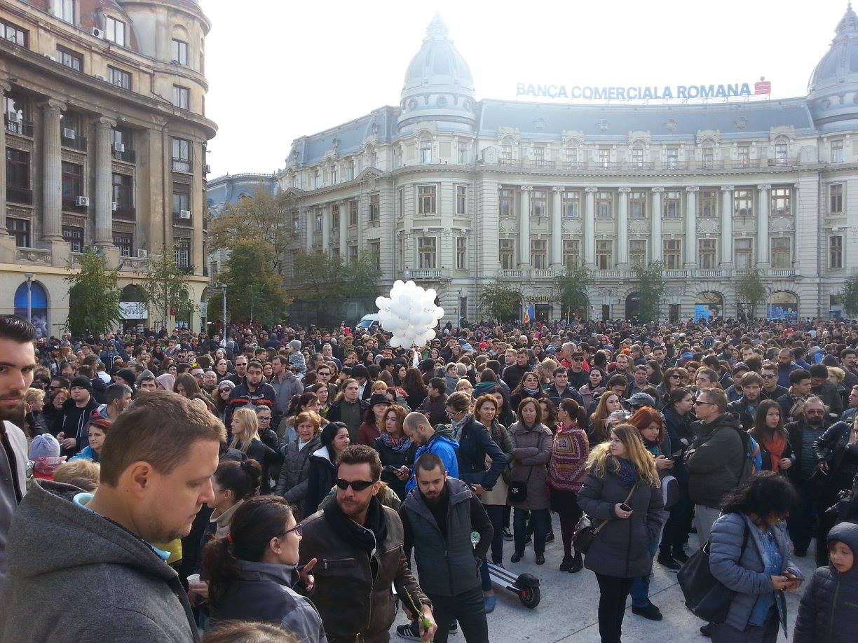 Un an de la Colectiv. Peste 5.000 de oameni s-au recules în fața clubului. Moment emoționat la ora 22.32
