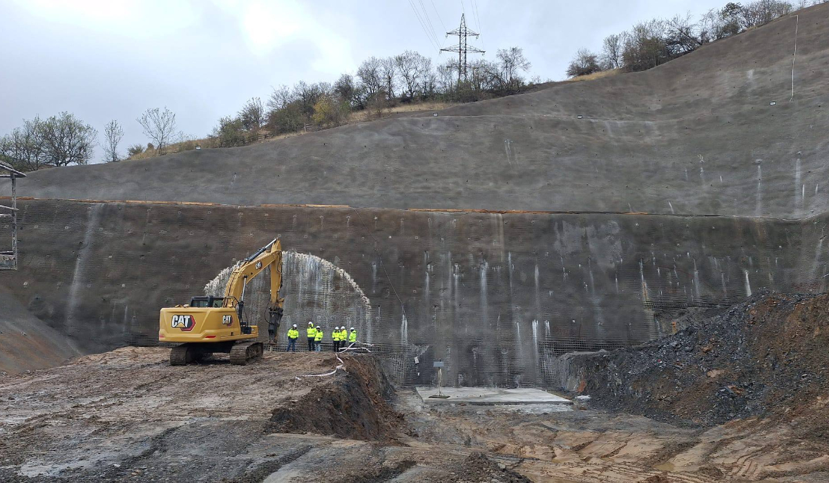 Autostrada A1 Sibiu - Pitești: imagini de pe șantier. „Tunelul Robești va vedea luminița după 7 luni de la debutul lucrărilor”