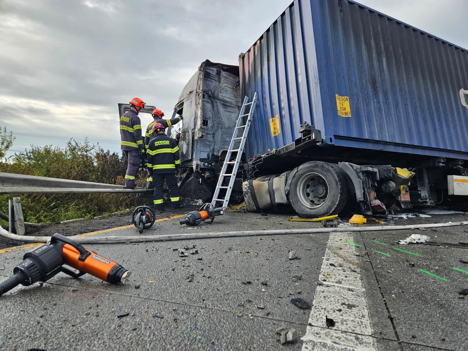 Un șofer român de TIR și unul maghiar au murit în camioanele lor, care au luat foc după ce s-au ciocnit pe o autostradă din Cehia