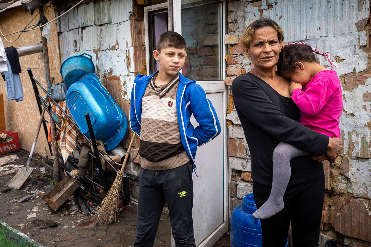 Monica Şamu trăieşte de-o viaţă în favela Sibiului şi speră ca măcar nepoata ei să aibă parte de “condiţii mai bune”. Promisiunea uitată a preşedintelui