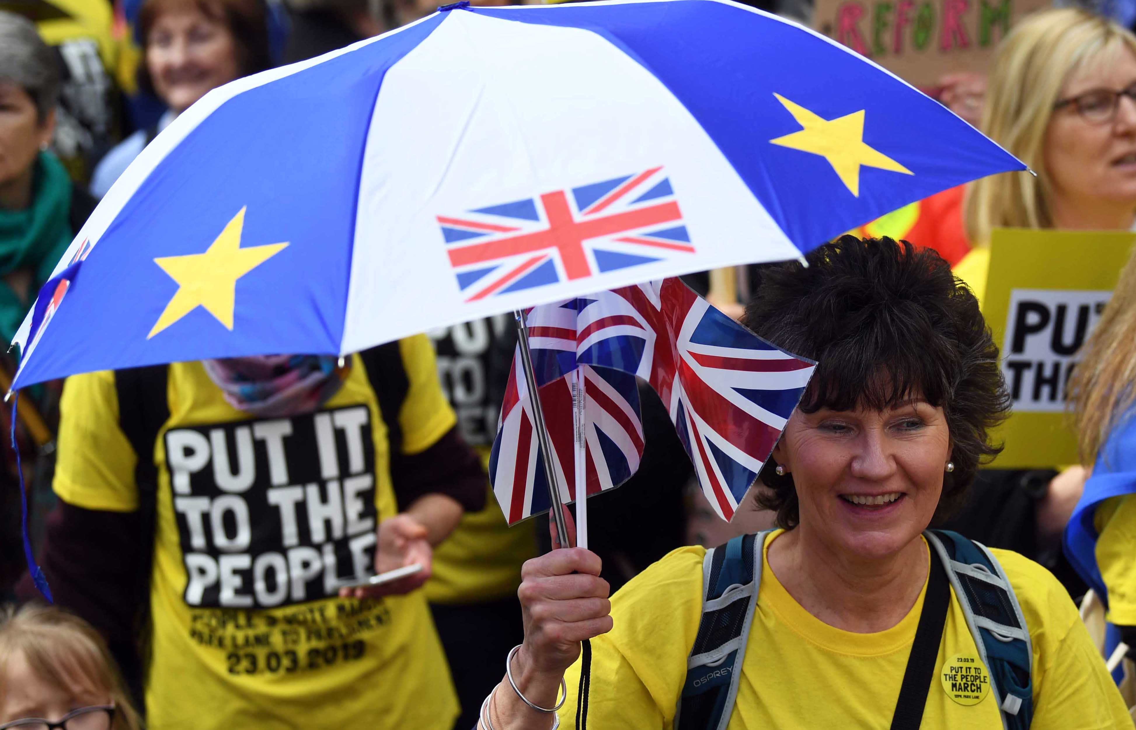 Sute de mii de oameni au protestat la Londra pentru organizarea unui nou referendum pe tema Brexitului (FOTO & VIDEO)