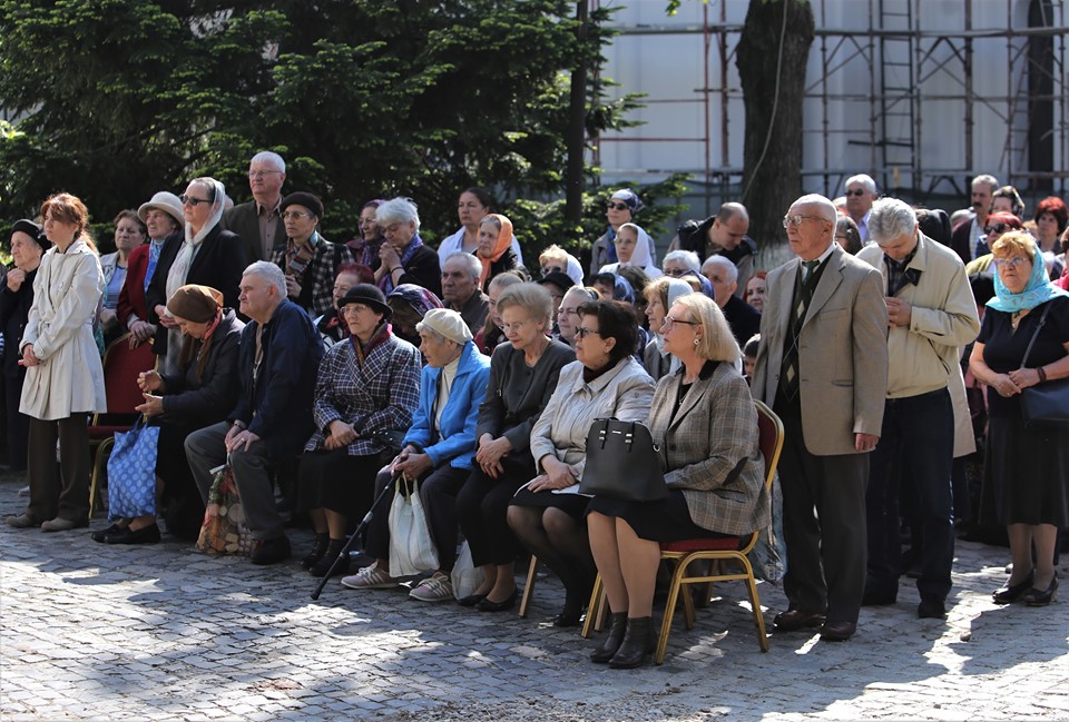 Sute de oameni participă la slujba de Izvorul Tămăduirii de la Biserica Mavrogheni. Ce nu ai voie să faci azi pentru a nu fi lovit de blestem | FOTO