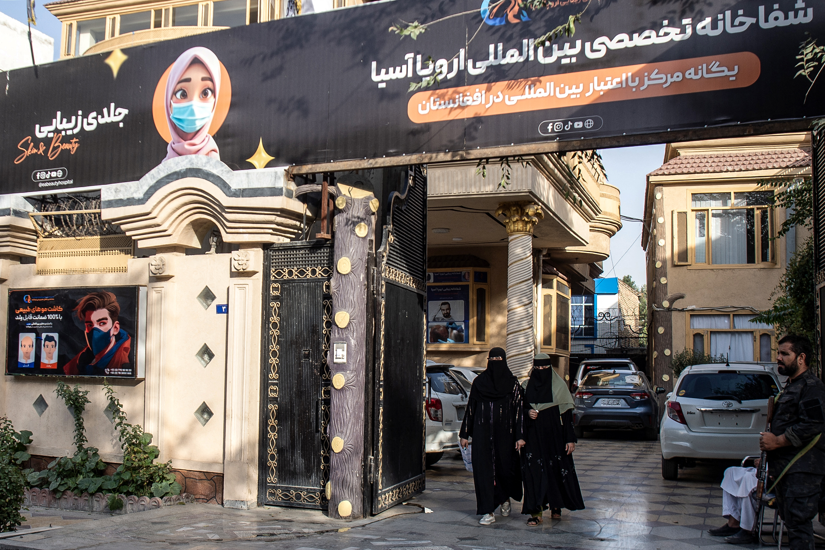 Chirurgia estetică înflorește în secret în Afganistan, sub nasul talibanilor: „Botox pe sub burka. Să fim frumoase în oglindă ne dă energie!”