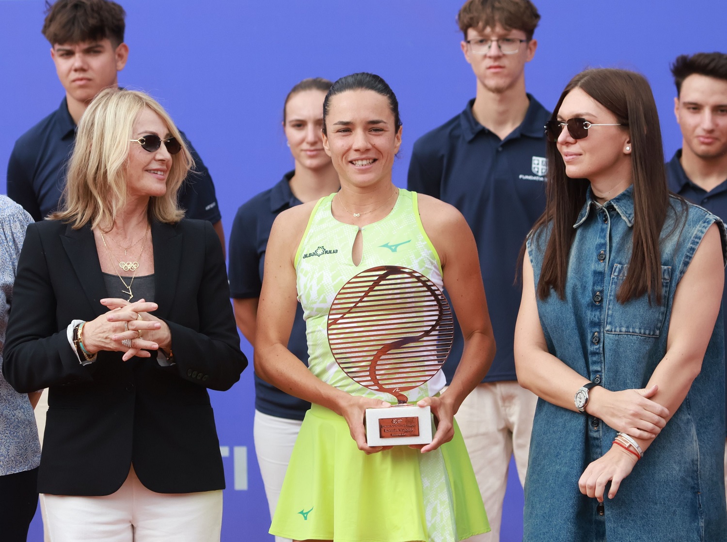 Cât costă rochia Prada purtată de Simona Halep la turneul lui Ion Țiriac. A atras atenția și cu pantofii viu colorați