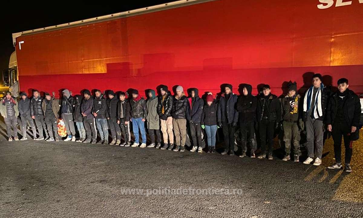 Peste 100 de migranți din Africa și Asia, găsiți la frontiera Arad în patru TIR-uri