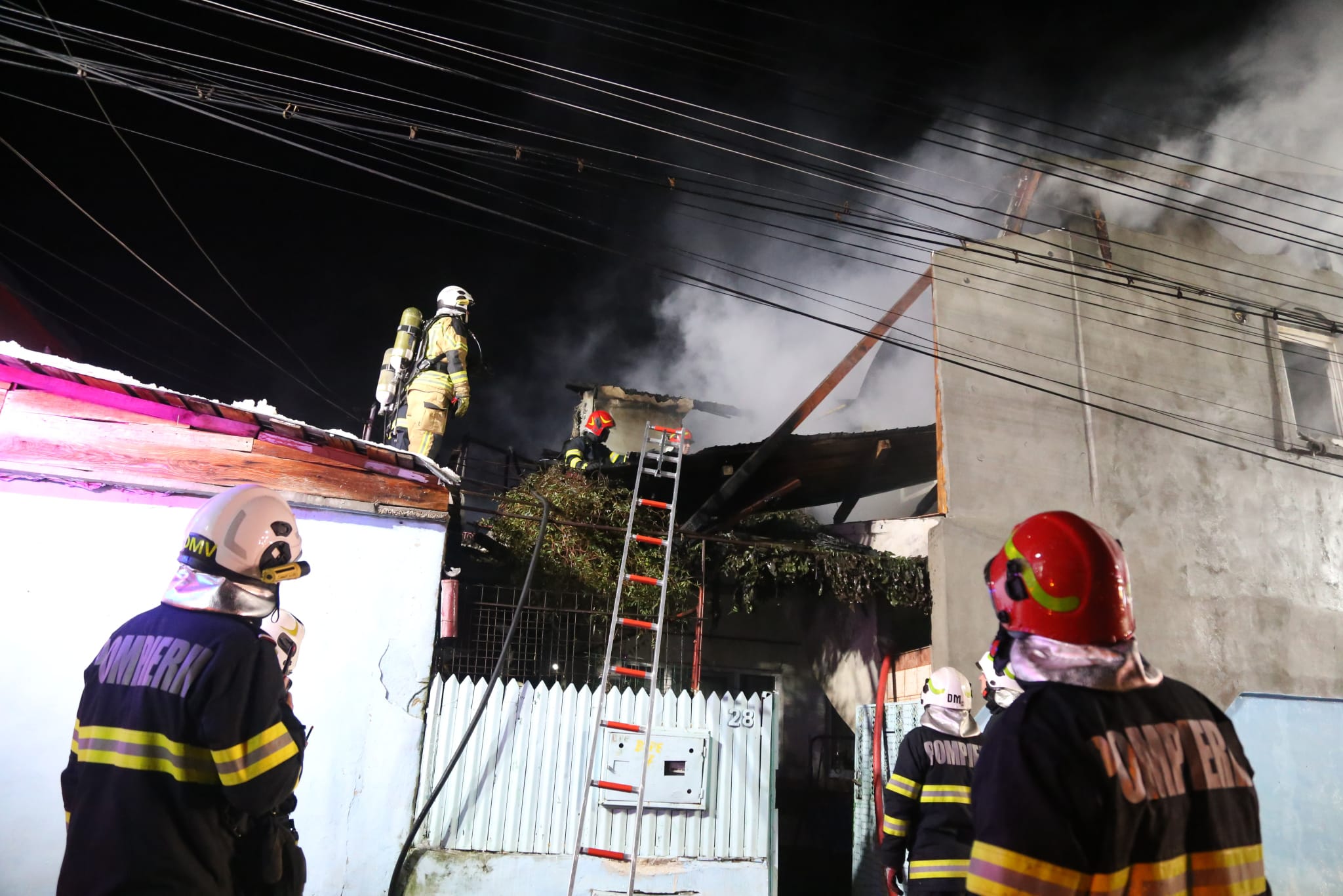 O casă a ars în totalitate și alte două au fost afectate după un incendiu puternic în sectorul 3 al Capitalei