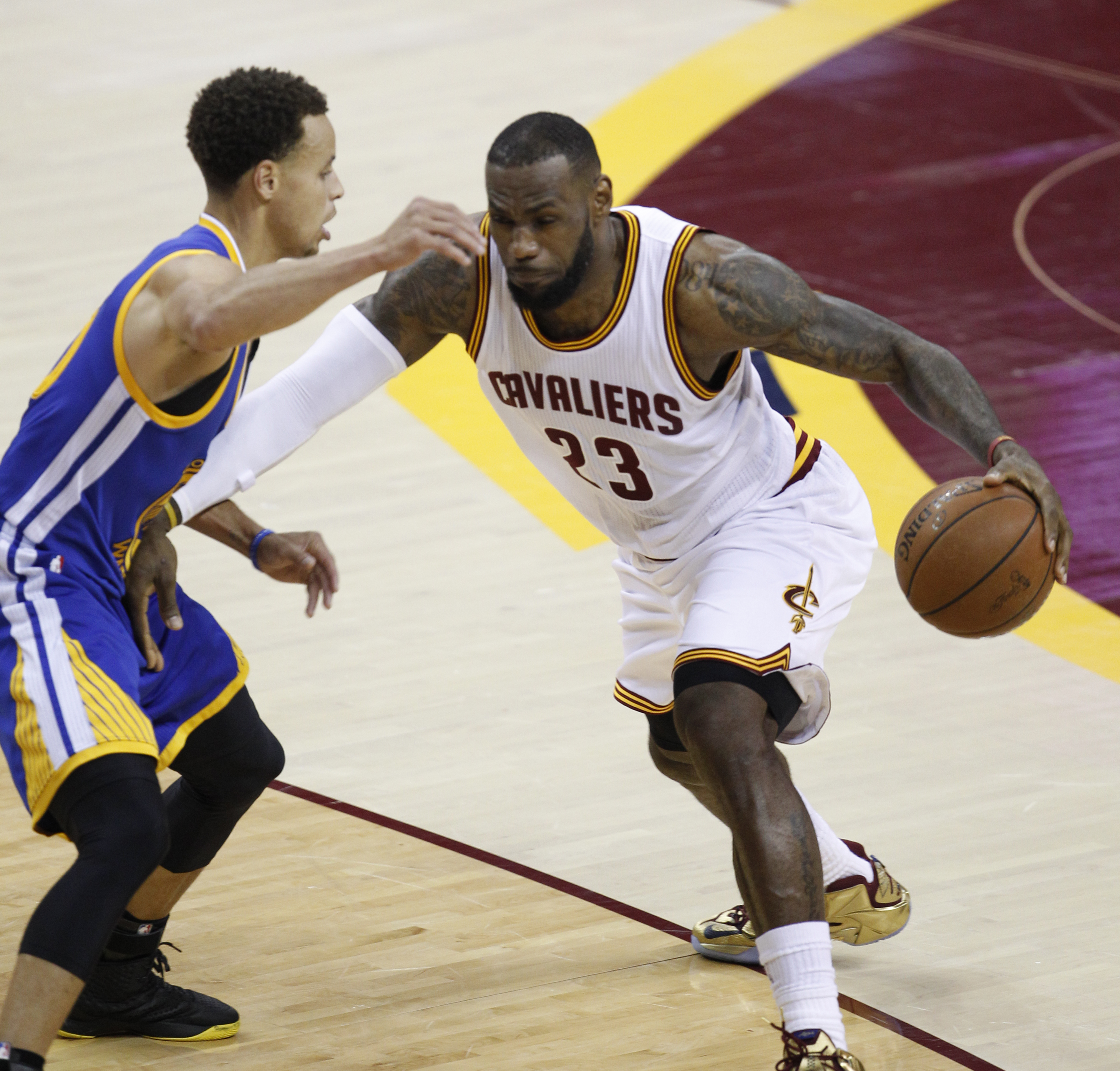 Stephen Curry l-a bătut pe LeBron James. ^Golden State Warrios e noua campioană NBA