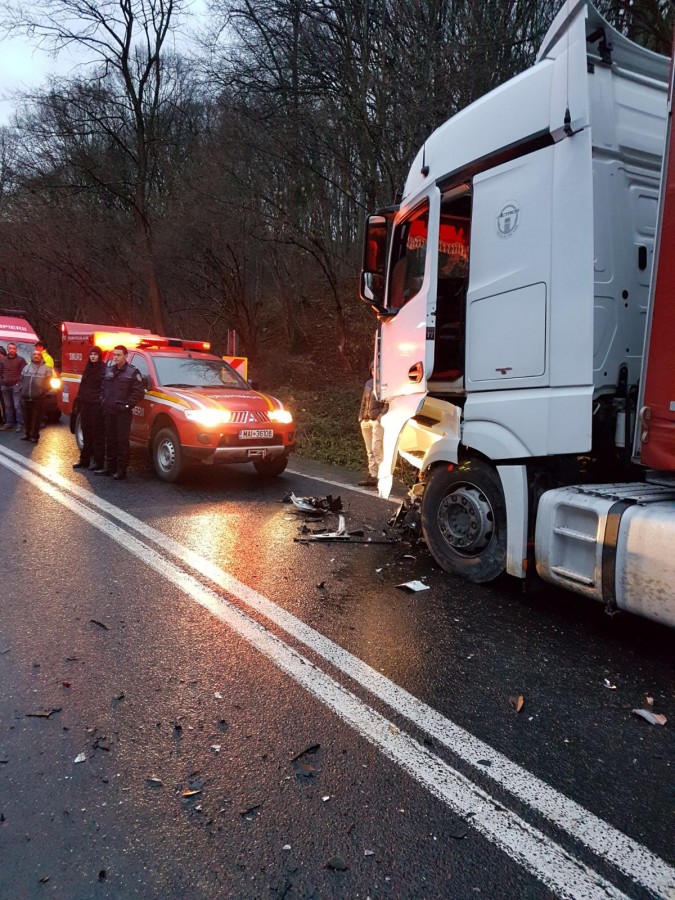 Accident pe DN1, județul Sibiu. O șoferiță a murit după ciocnirea cu un camion