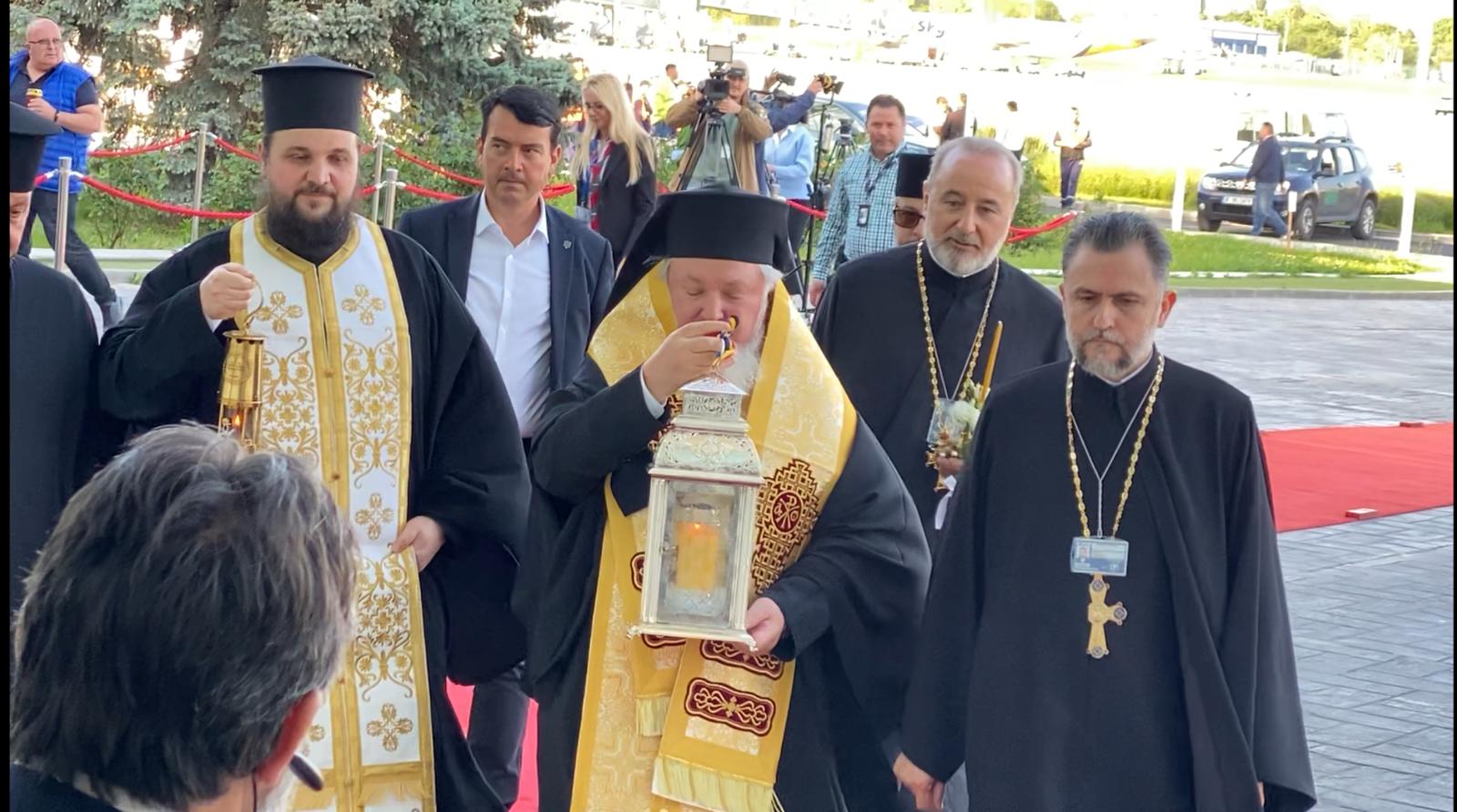 Lumina Sfântă de la Ierusalim a ajuns în România. Este distribuită acum în toată țara