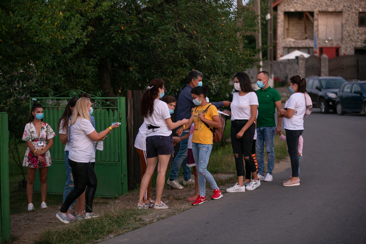 “Cultură’n șură”. O trupă de tineri artiști transformă curțile sătenilor în scene de teatru, de opt ani: “Dacă locuiești într-un sat, nu înseamnă că trebuie să fii izolat cultural”