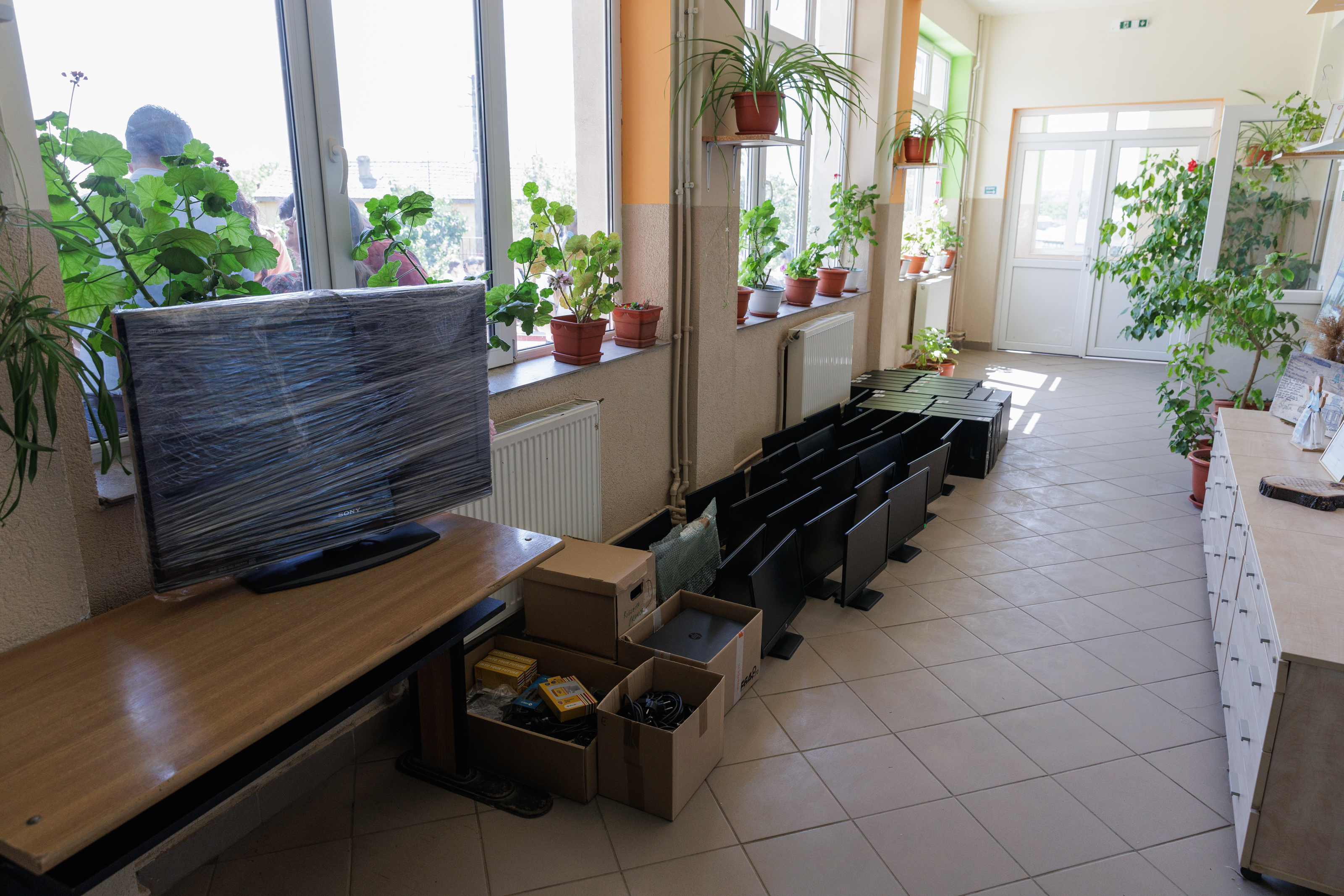 Fundația Ringier a donat zeci de calculatoare, laptopuri și tablete copiilor din două școli din județul Tulcea. Echipamentele vor fi folosite pentru dotarea laboratoarelor de informatică