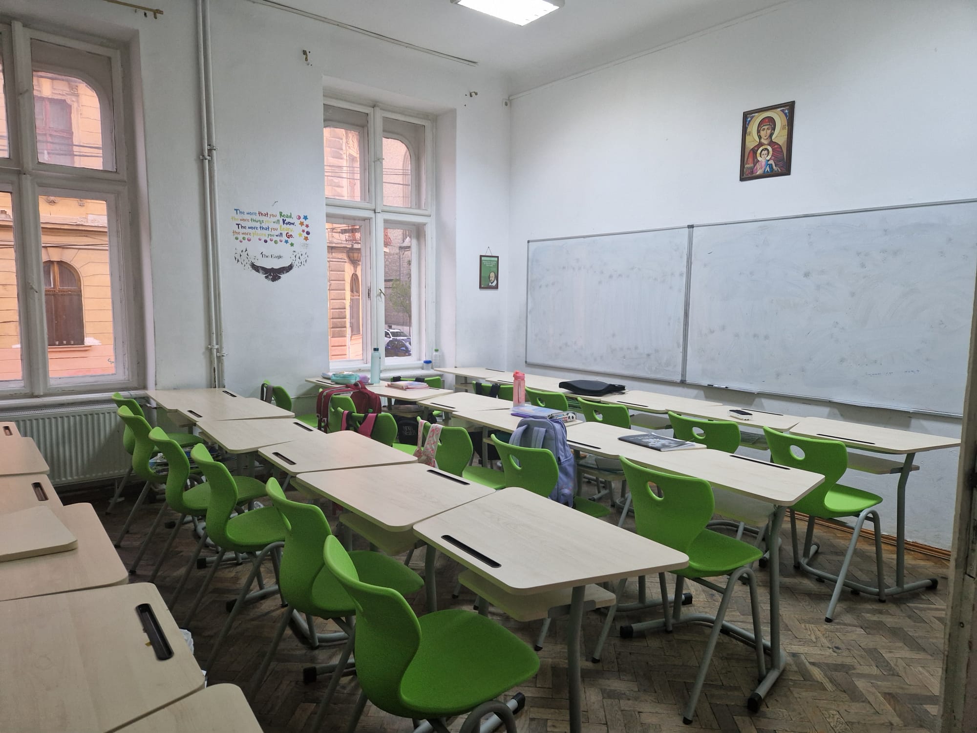 Așa arată România educată. Imagini dezolante într-un liceu din Timișoara. Elevi înghesuiți la subsol, în clase pline de igrasie și mucegai.  „Venim cu măști de protecție ca pe timpul pandemiei de Covid”