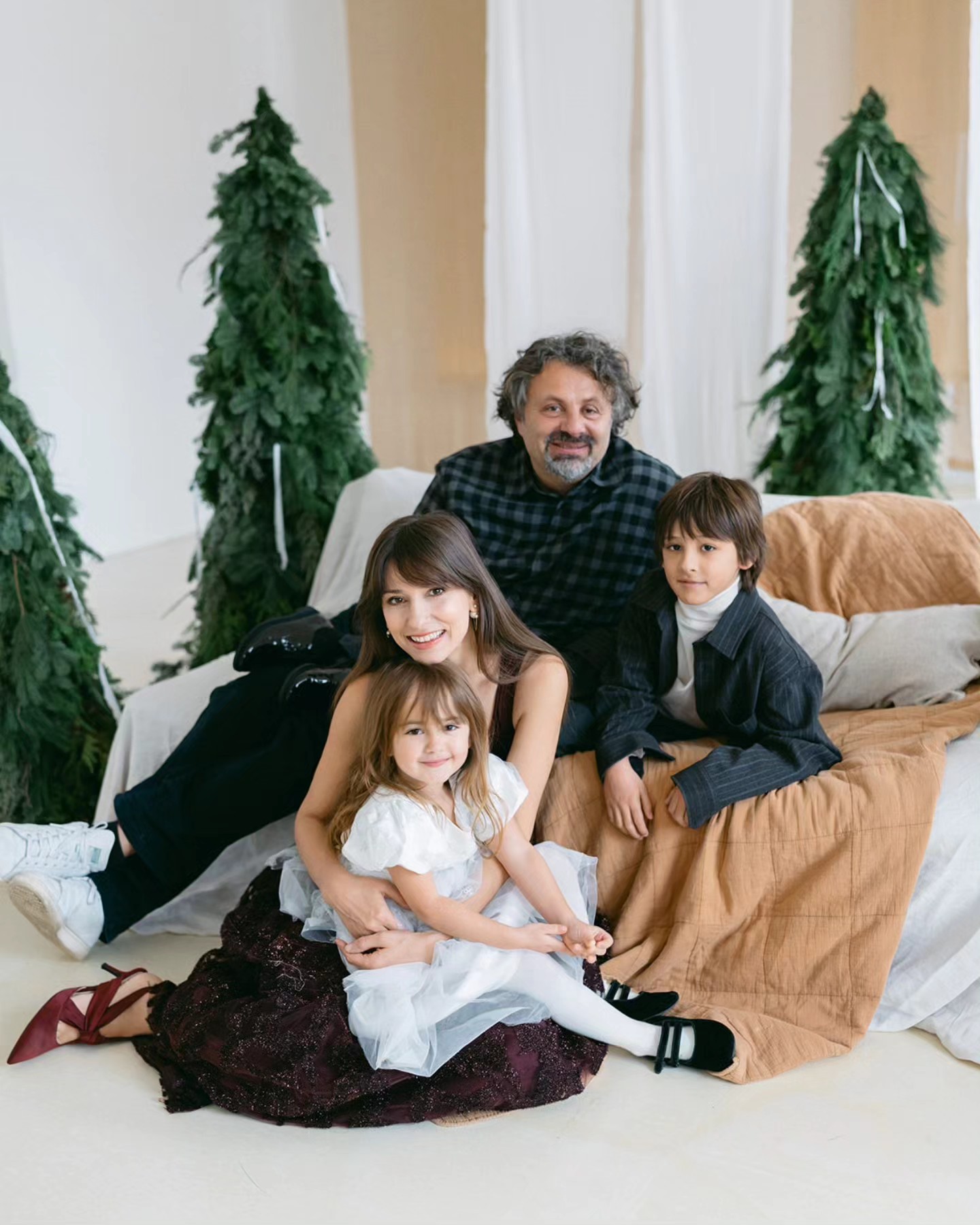 Imagini din sufrageria Danei Rogoz, decorată de Crăciun. A împodobit bradul alături de cei doi copii