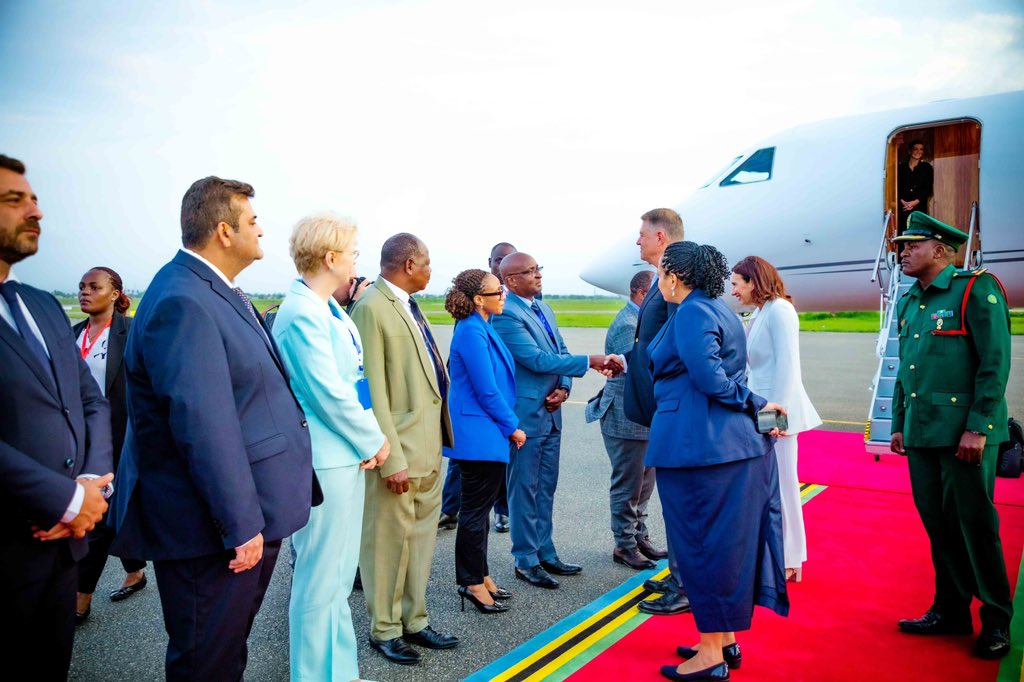 Klaus Iohannis, în Tanzania, a doua țară vizitată în turneul din Africa. Cum a fost întâmpinat - VIDEO