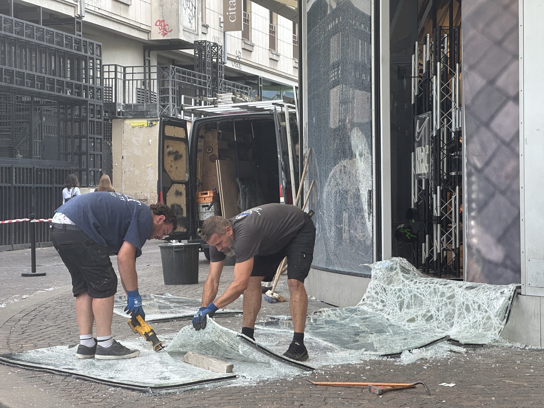 Peste 1.300 de persoane, arestate în a patra noapte de revolte în Franța. Emmanuel Macron și-a amânat vizita în Germania