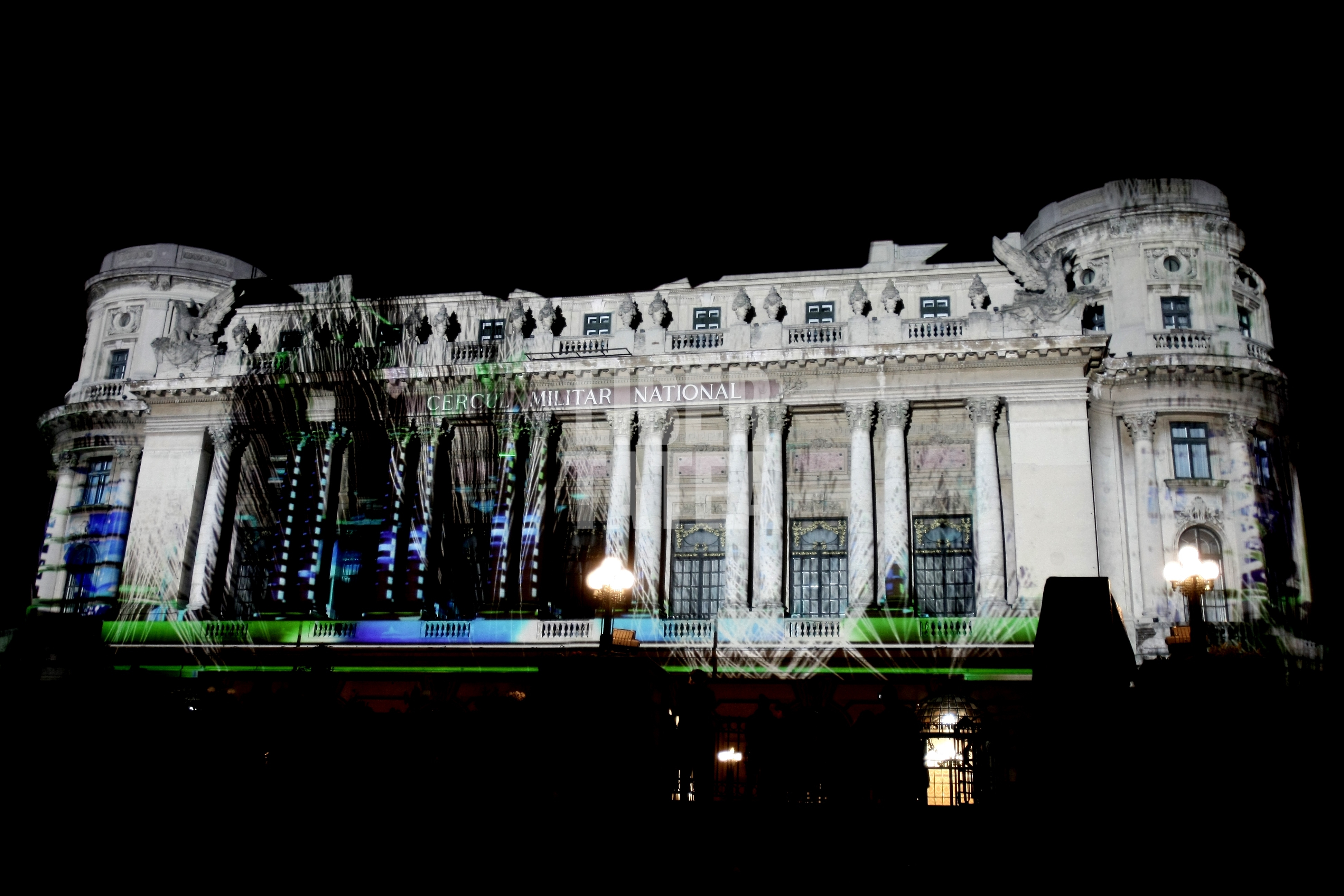 Spotlight 2017. Mii de oameni, fascinați de spectacolul de lumini și sunet din centrul Bucureștiului