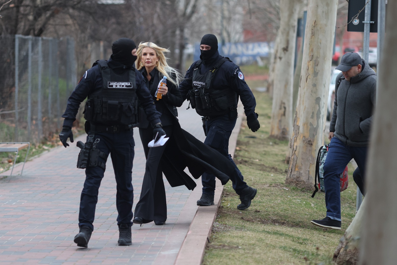 Cât ar costa ținuta cu care Laura Vicol și-a făcut apariția la DIICOT. Doar pantalonii sunt 1.000 de euro