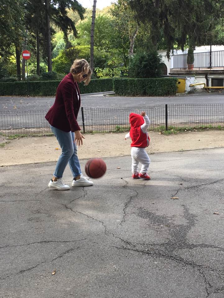 Mirela Vaida a scos-o pe micuța Carla în parc. A uimit pe toată lumea cu silueta ei | FOTO
