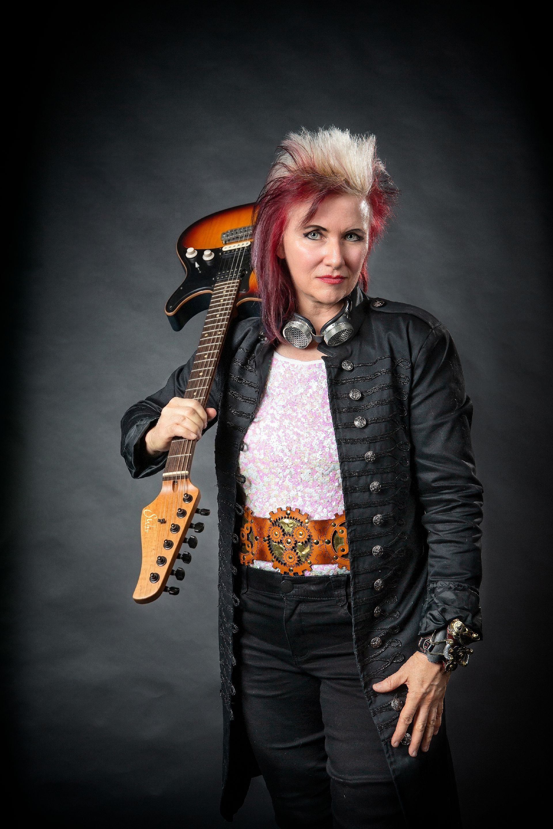 Jennifer Batten, chitarista lui Michael Jackson: „A ales să cânte la București pentru a ridica moralul românilor, care veneau după teribila perioadă a comunismului” 